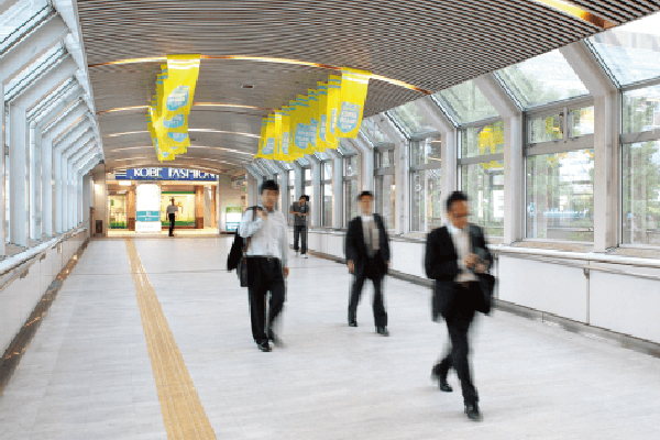 駅から直結。改札から1分で館内へ