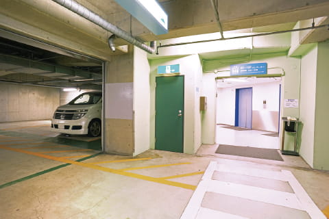 地下駐車場からの広い搬入口