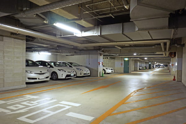 地下１階、２階には大型駐車場完備
